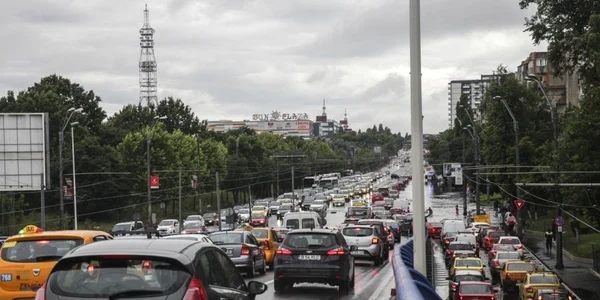 Aglomeraţie trafic Bucureşti - ploaie - furtună / FOTO Inquam Photos / Liviu Florin Albei