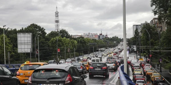 Aglomeraţie trafic Bucureşti - ploaie - furtună / FOTO Inquam Photos / Liviu Florin Albei