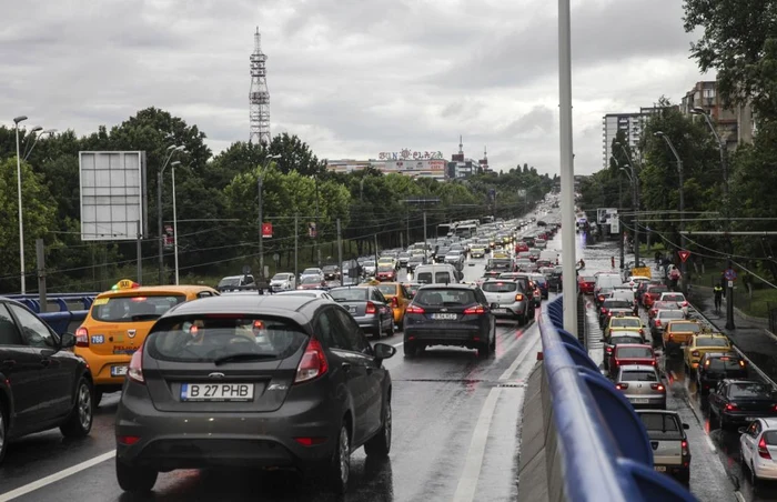 Aglomeraţie trafic Bucureşti - ploaie - furtună / FOTO Inquam Photos / Liviu Florin Albei