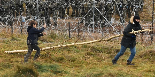 Soldaţii polonezi la graniţa cu Belarusul încearcă să stopeze valul de migranţi. Foto Profimedia
