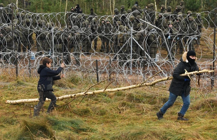 Soldaţi polonezi mobilizaţi la graniţa cu Belarus pentru a stopa valul de migranţi FOTO Profimedia