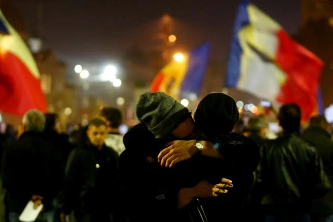 Românii continuă să protesteze în Piaţa Universităţii 