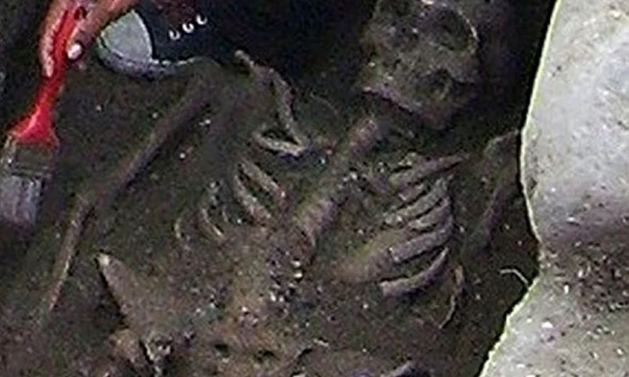 Descoperire la malul Mării Negre: doi „vampiri” străpunşi cu o lance jpeg
