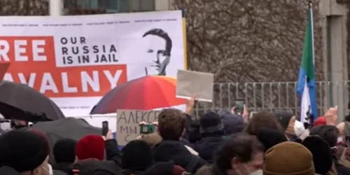 Manifestanti germani manifestand in fata Ambasadei Rusie la Berlin Captura YouTube