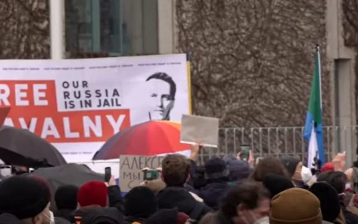 Manifestanţi germani protestând în faţa Ambasadei Rusie la Berlin Captură YouTube