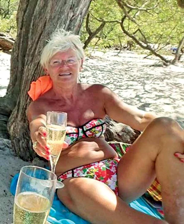 Monica Tatoiu s-a lăsat fotografiată în costum de baie