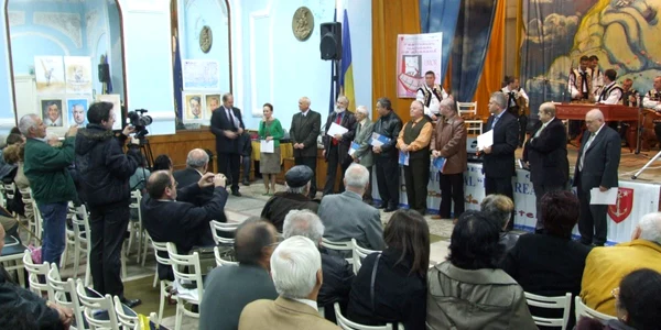 Iubitorii de epigramă s-au întâlnit în sala Centrului Militar din Galaţi
