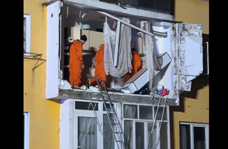 Explozie într-un bloc din Bihor. Un balcon s-a prăbușit, cu tot cu o femeie. Cauza deflagrației