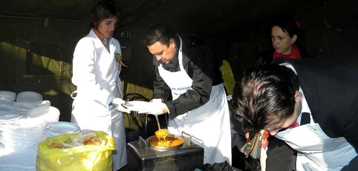 Andrei Volosevici, primarul Ploieștiului, a împărțit oamenilor fasole și cârnați