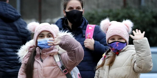 Elevii revin la cursuri la scoala gimnaziala Cezar Bolliac din Bucureşti 8 februarie 2020 FOTO EPA-EFE / Robert Ghement