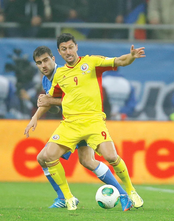 
    Ciprian Marica era o piesă  de bază a naţionalei în  precedentele preliminarii,  dar acum o accidentare  şi faptul că e pe lista de  transferuri la echipa de  club, l-au scos din calculele selecţioneruluiFOTO: AP  