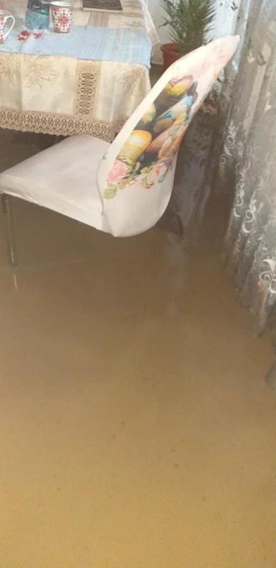 Imaginile disperării o viitură a distrus un drum-a inundat zeci de gospodării-şi a luat o maşină la Goleşti - Vâlcea Foto Adevărul - Credit Luminţa Popa