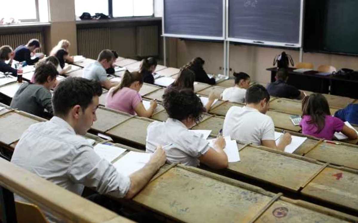 studenti sala de curs amfiteatru foto adevarul