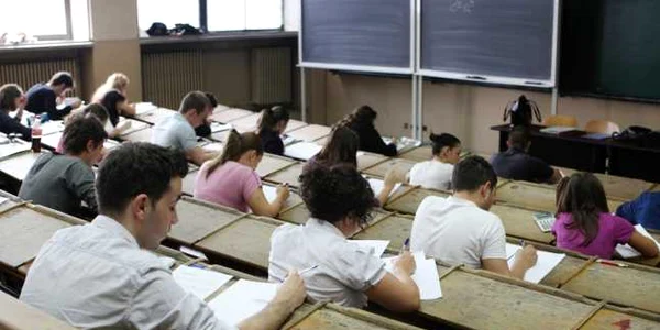 studenti sala de curs amfiteatru foto adevarul