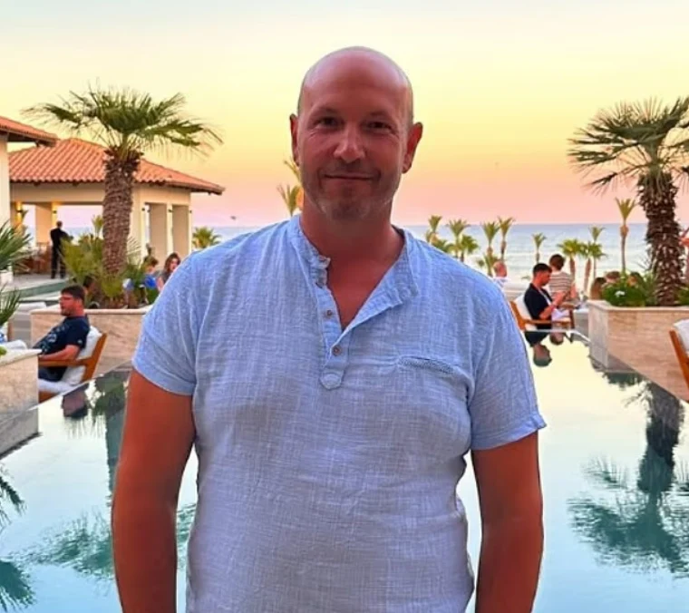 Turistul german care a dat în judecată un hotel de lux din Grecia rupe tăcerea: „La 6 dimineața toate șezlongurile erau deja ocupate”