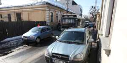 Uite cum parchează unii şoferi din Cluj