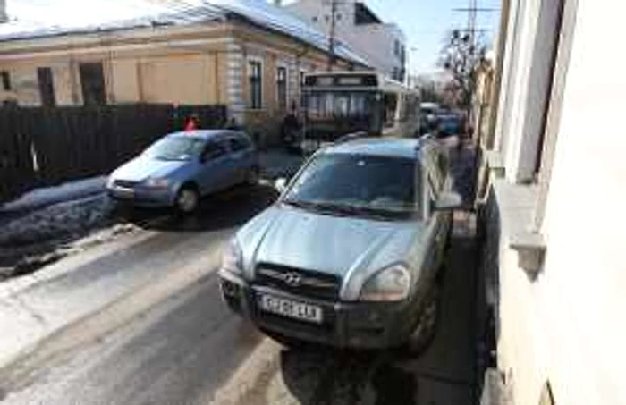 Uite cum parchează unii şoferi din Cluj