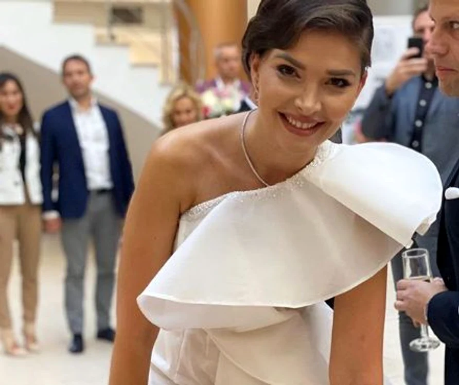 
    Alina Pușcaș va purta în ziua nunții două rochii de mireasă, una dintre ele fiind chiar din recuzita emisiunii „Te cunosc de undeva”Foto: Instagram  