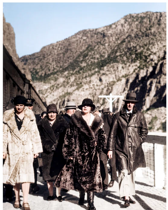 Regina Maria alături de principesa Ileana și prințul Nicolae în vestul Americii