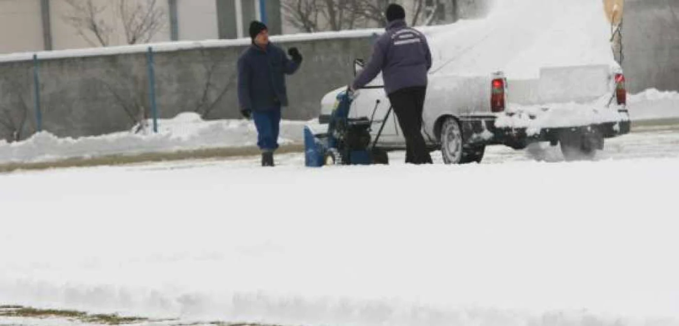 Angajaţii clubului oltean au dat zăpada de pe terenul de antrenament
