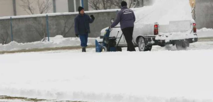 Angajaţii clubului oltean au dat zăpada de pe terenul de antrenament