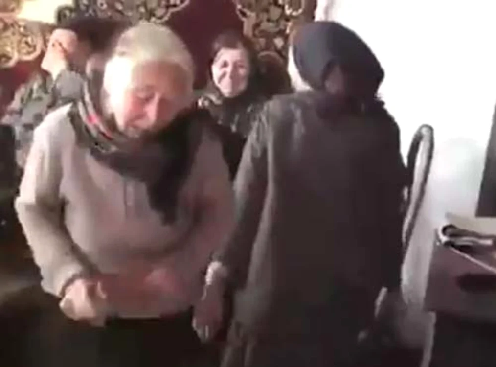 
    Bunicuţele au dansat de mama foculuiFoto: Captură Youtube  