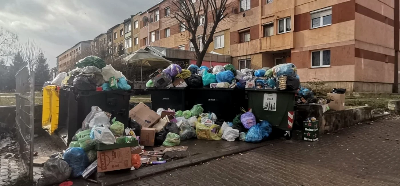 Deşeuri menajere neridicate de prestatorul de servicii de salubritate. Foto Facebook