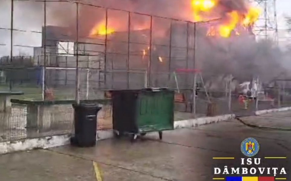 Incendiu puternic la o hală din județul Dâmbovița. Localnicii, avertizați prin mesaj RO-ALERT VIDEO