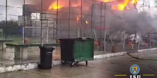 Incendiu hala Dambovita FOTO ISU  jpg