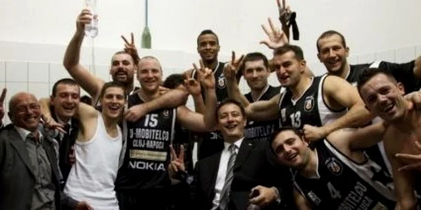 Clujenii au sărbătorit în vestiar după victoria cu Mureş