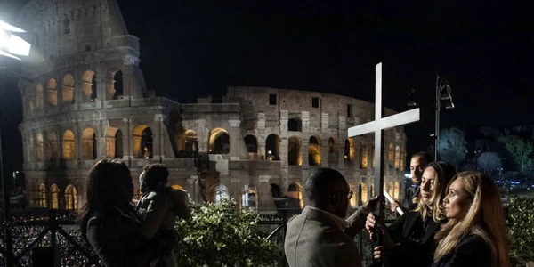 irina si albina via crucis foto epa efe