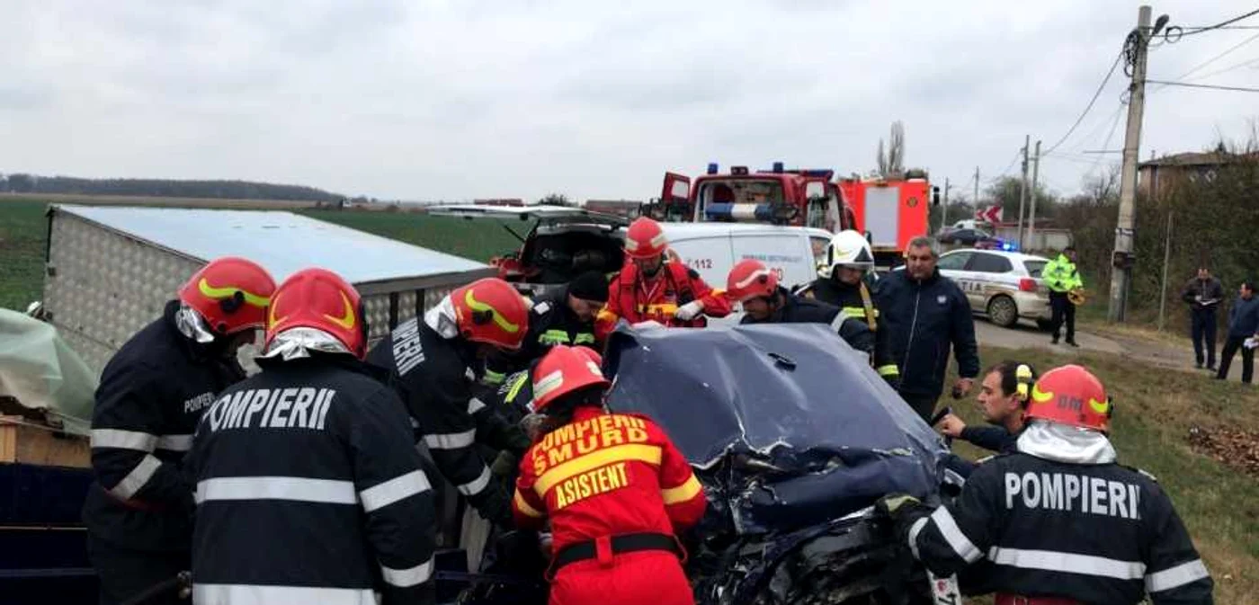 Trei persoane au fost rănite în urma acestui accident/ Foto: ISU
