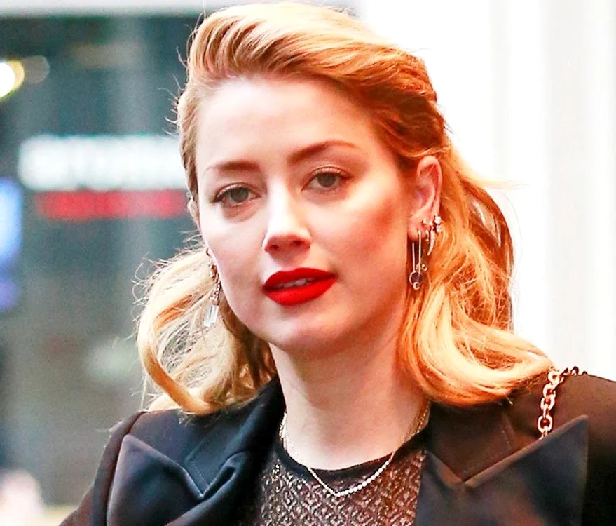 Amber Heard, cu sânii la vedere, într-o bluză transparentăfoto: Profimedia