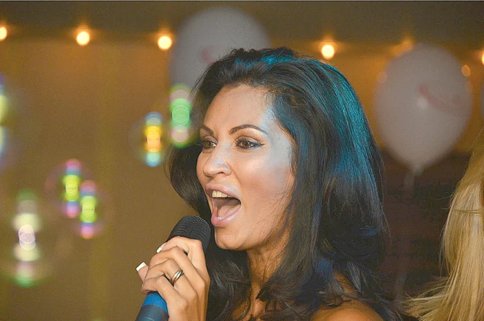 
    Lui Luciu i se  spune, la nunţi,  ”Domnişoara  Nicoleta”  