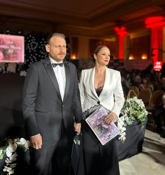 Andreea Marin a fost însoțită de partenerul acesteia, Adrian Brâncoveanu (Foto: Click)