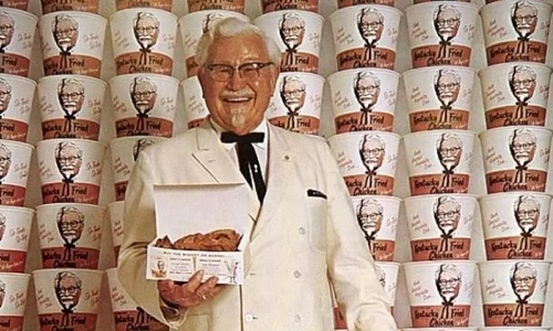 Povestea incredibilă a ţâfnosului Colonel Sanders, creatorul reţetei secrete KFC: a gătit pentru cercetătorii care au realizat bombele atomice de la Hiroshima jpeg