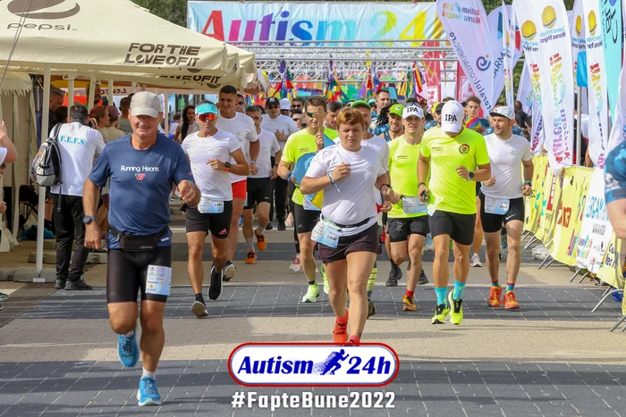 Daniel Trușcă, ultramaratonist vâlcean la Autism 24h (în tricou albastru) Foto Autism 24h jpg