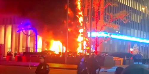 Un bărbat a fost arestat la new york după ce a fost acuzat că a incendiat un brad foto captură video 