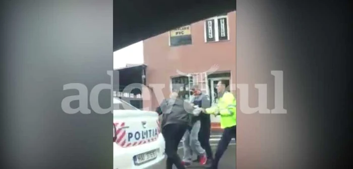 Călător recalcitrant, încătuşat de poliţie