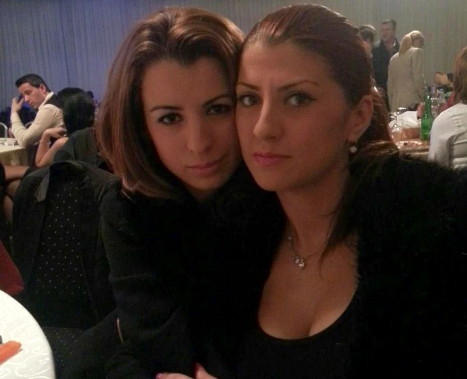 Alina Radi şi sora ei, Cristina