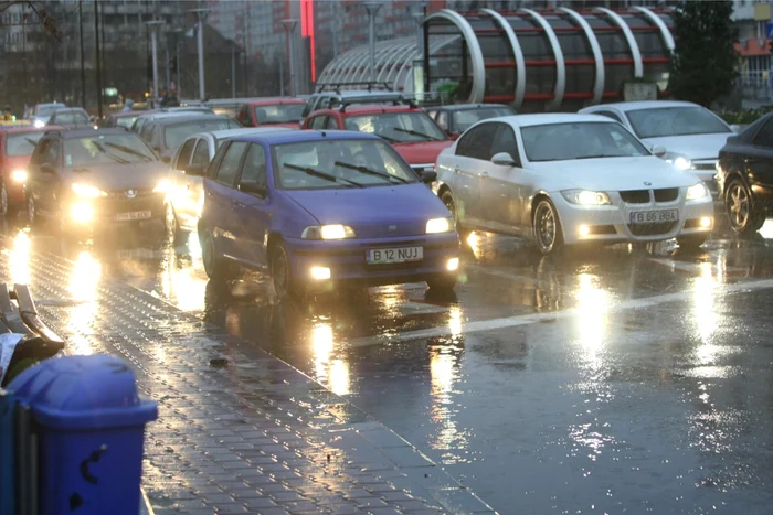 Traficul din Capitală a fost îngreunat din cauza ploii FOTO Sever Gheorghe