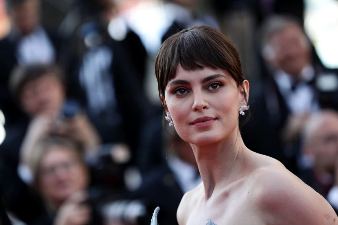 
    Ana Ularu (34 de ani) Actriţa face amor în  serialul “Familia Borgia”. Secvenţa  poate fi văzută în episodul 3, sezonul 5  