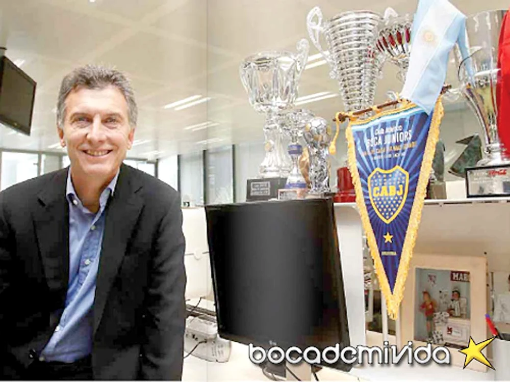 Mauricio Macri, alături de vitrina de trofee a clubului Boca Juniors