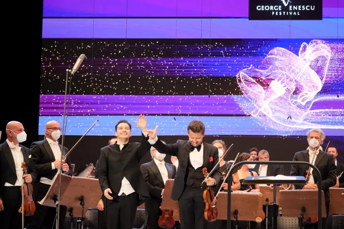 Andrés Orozco-Estrada şi Julian Rachlin la finalul Concertului pentru vioară nr. 3 de Mozart (Foto: Romeo Zaharia)