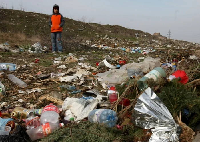 Copiii care locuiesc în Giuleşti-Sârbi nu mai vor gunoaie pe străzi