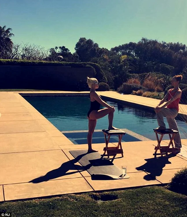 Lady Gaga (29 de ani), la o lecție de yoga cu antrenoarea ei personală