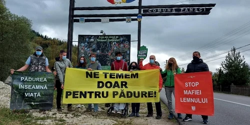 Protest al activiştilor de mediu la Suceava foto news