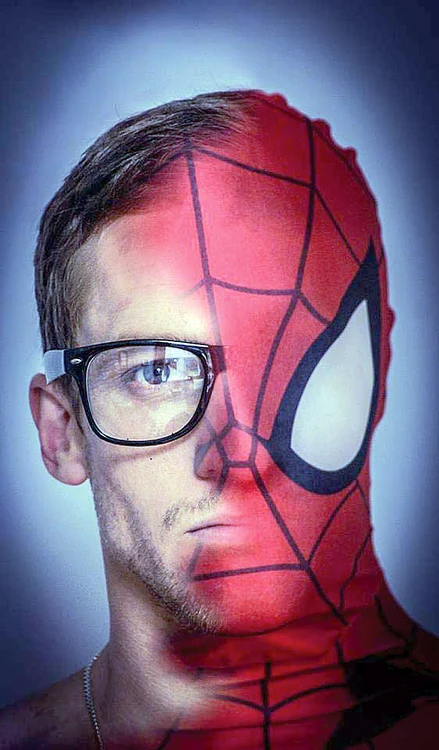 Masca de Spiderman  şi-o aplică în doar  5 minute pe chip