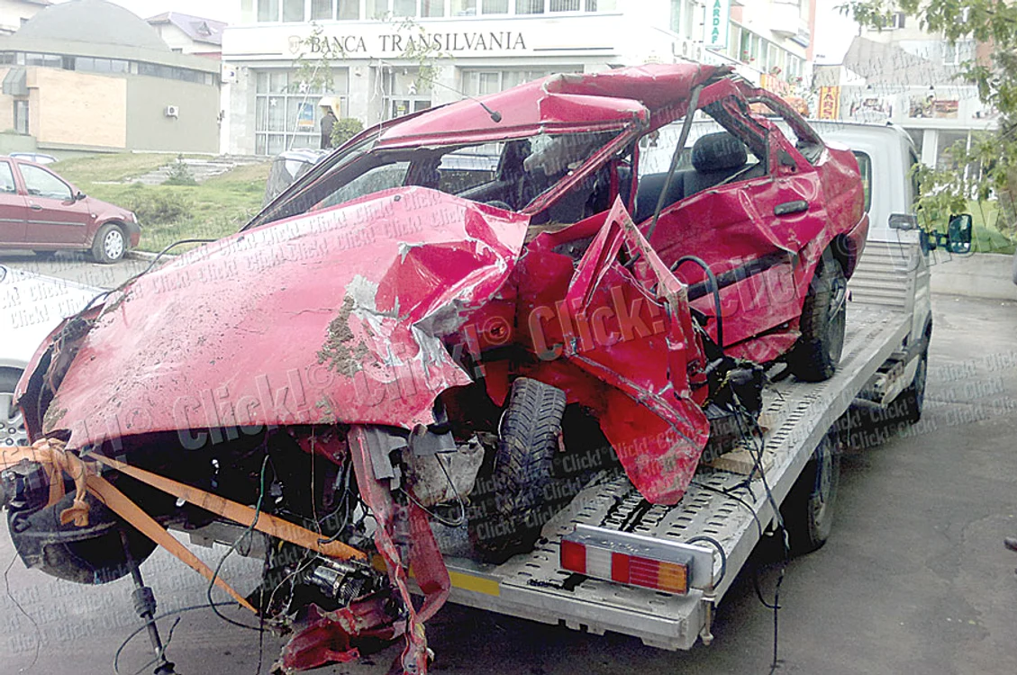 Autoturismul Ford în care se afla tânăra  vinovată de accident s-a izbit violent de  un Audi care circula regulamentar