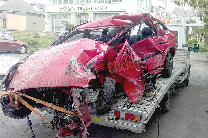 Autoturismul Ford în care se afla tânăra  vinovată de accident s-a izbit violent de  un Audi care circula regulamentar